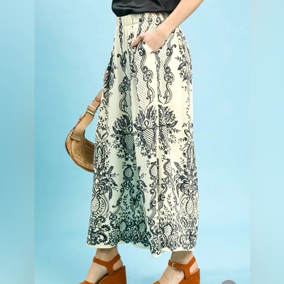 ♥️Hello Gorgeous! Border Print Wide Leg Pants - Cream/Black - Picture 2 of 9